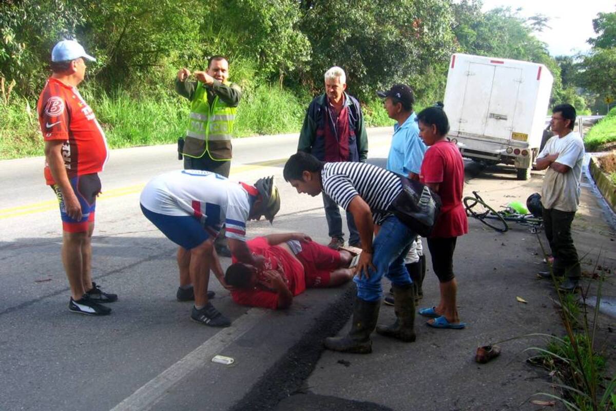 En el sitio conocido como la cuenta del aeropuerto se produjo un accidente entre un motociclista y un ciclista, quien fue trasladado en una ambulancia al Hospital Regional. (Foto: Luis Fernando Martínez Vargas/VANGUARDIA LIBERAL)