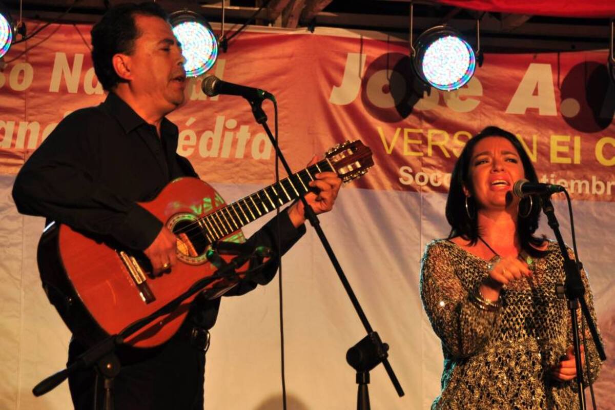Leonardo Laverde Pulido y su esposa, ganadores del 2 puesto con el tema “Estoy Vivo”. El tercer puesto fue para Claudia Gómez Suárez, con el tema “Lluvia de acordes”, y mejor intérprete de la obra de “José A. Morales”. (Foto: Luis Fernando Martínez V/VANGUARDIA LIBERAL)