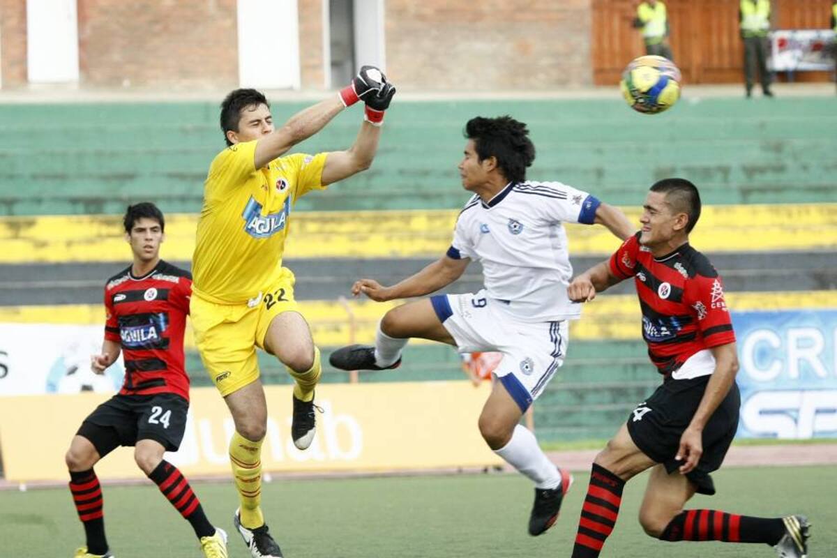 Una nueva derrota sufrió Real Santander en la Copa Postobón, esta vez 1 - 0 a manos del Cúcuta. El equipo ‘albo’ descendió al último puesto del Grupo C donde tiene 7 puntos de 24 posibles. (Foto: César Flórez / VANGUARDIA LIBERAL)