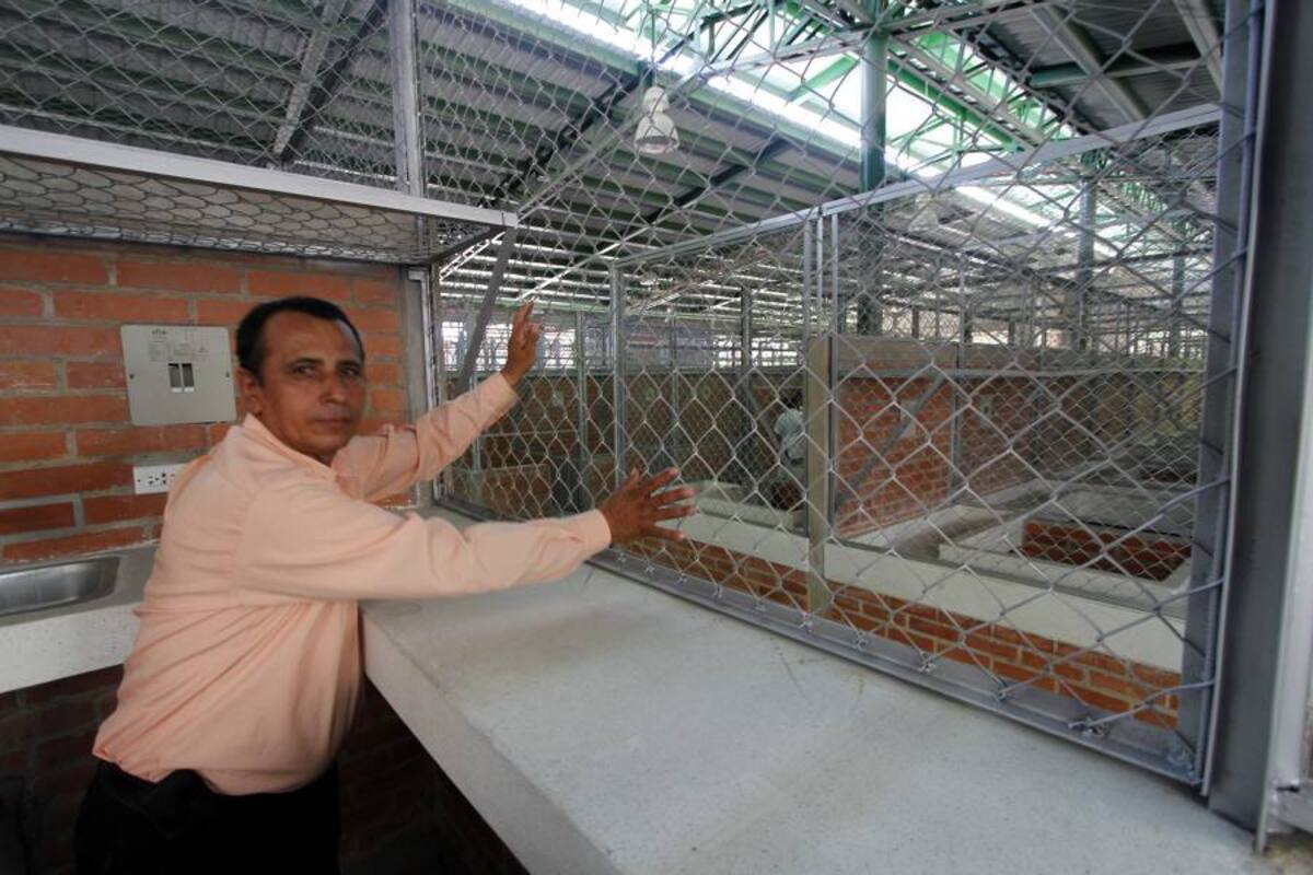 Los nuevos usuarios de la Plaza del Kennedy conocieron ayer sus locales de manera directa. Serán cien mil personas de las comunas uno y dos de la ciudad las que se beneficiarán de este nuevo centro de mercadeo. (Foto: Nelson Díaz / VANGUARDIA LIBERAL)