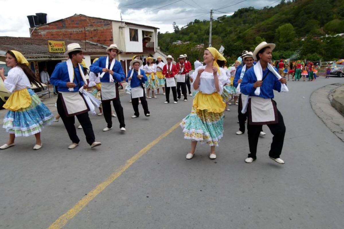 Por las principales calles del municipio de Vélez los estudiantes del Colegio Isabel Valbuena Cifuentes motivaron a los habitantes para que se hicieran presentes en las diversas presentaciones artísticas del Festival Folclórico. (Foto: Suministrada/VANGUARDIA LIBERAL )