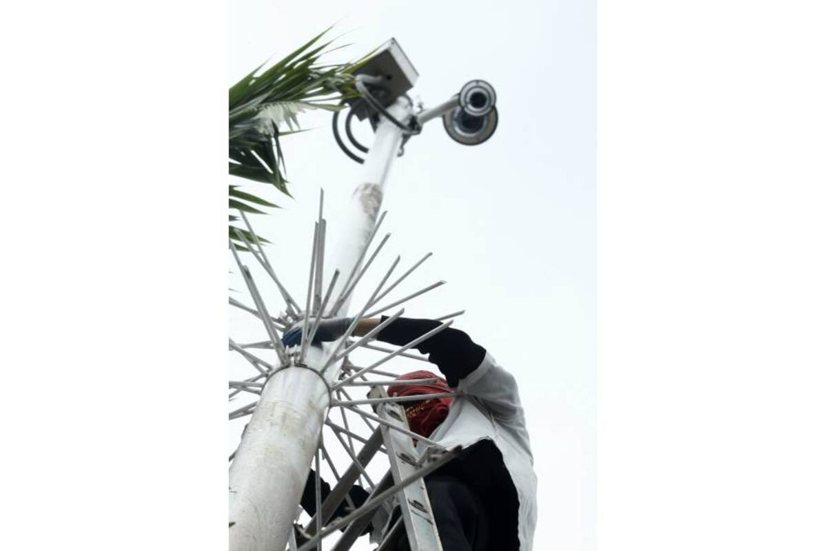 Los encapuchados intentaron desmontar las cámaras de seguridad en retaliación a las medidas tomadas por las directivas. (Foto: César Flórez / VANGUARDIA LIBERAL)