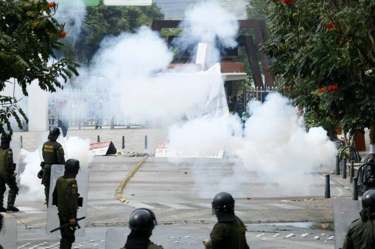 Un prolongado intercambio de ‘papas bomba’ y gases lacrimógenos se dio ayer entre miembros de la Policía y un grupo de encapuchados en la Universidad Industrial de Santander. (Foto: César Flórez / VANGUARDIA LIBERAL)