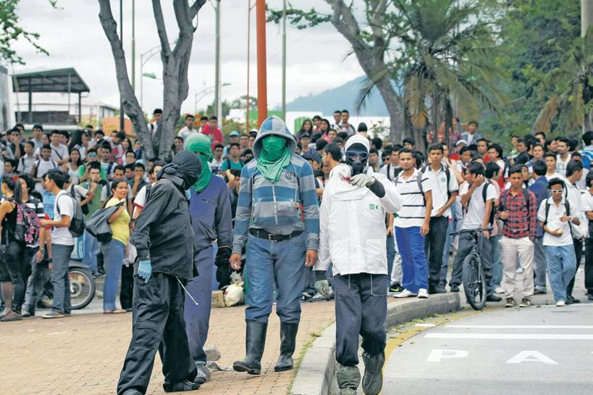 Desde las 11:00 a.m. hasta las 4:30 p.m. estuvieron bloqueadas las vías de acceso a la Universidad Industrial de Santander. (Foto: César Flórez / VANGUARDIA LIBERAL)