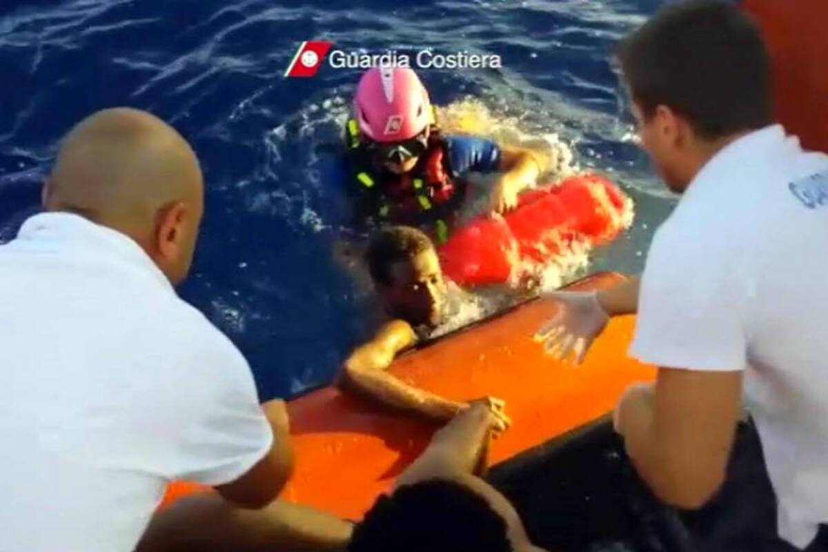 Las búsquedas se concentran ahora alrededor del casco del barco que yace volcado a 40 metros de profundidad, a 550 metros de la costa de la isla. (Foto: EFE / VANGUARDIA LIBERAL)