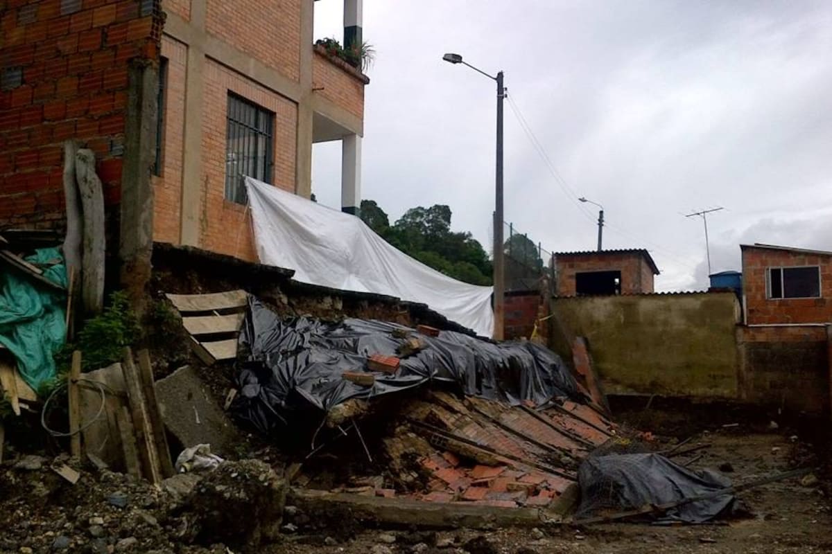Debido a la saturación del terreno y las fuertes lluvias de los últimos días se registró la caída de un muro de la sede Ricaurte del Colegio Antonio Nariño de Moniquirá. La situación fue controlada por las autoridades locales. (Foto: Suministrada/VANGUARDIA LIBERAL)