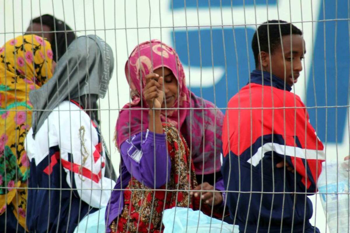 Los inmigrantes alojados en el centro de acogida de Lampedusa protestaron ayer por sus difíciles condiciones de vida. (Foto: EFE / VANGUARDIA LIBERAL)