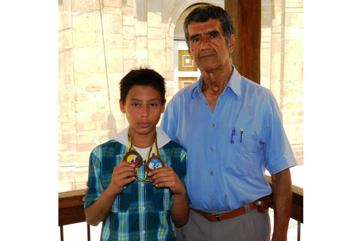 En la gráfica el deportista Juan Sebastián Aranda Plata, exhibiendo las dos medallas de bronce, acompañado del sensei Antolínez. (Foto: Luis Fernando Martínez V/VANGUARDIA LIBERAL )