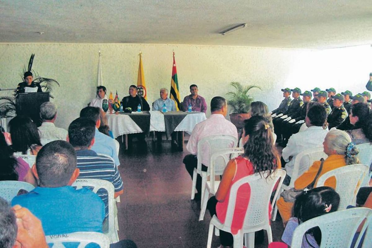 Aspectos de la ceremonia de juramento de bandera de los nuevos auxiliares bachilleres que iniciaran el servicio dirigido a la comunidad sangileña. (Foto: Suministrada / VANGUARDIA LIBERAL)