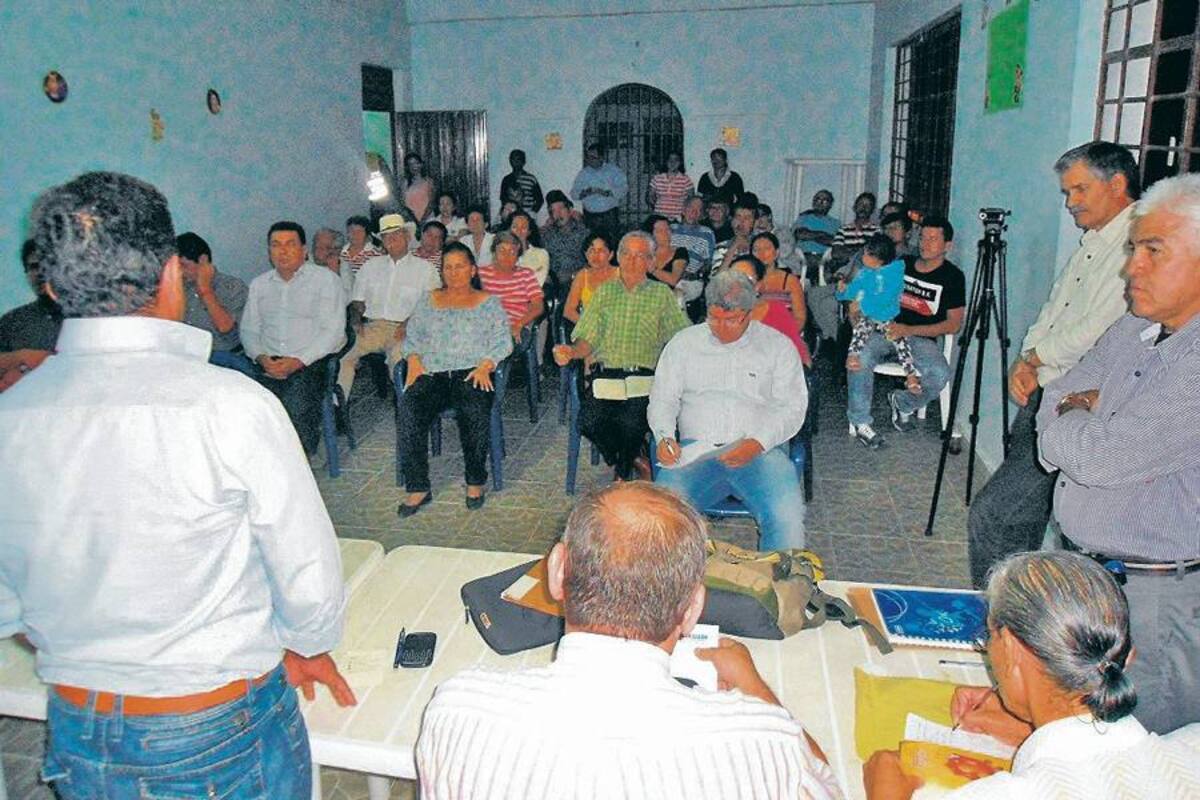 La reunión entre habitantes del barrio Sagrada Familia, funcionarios de la Essa, Centro Comercial El Puente, Administración municipal y Policía se cumplió el pasado jueves a las 7:00 p.m. en el salón comunal. (Foto: Nancy Acuña R. / VANGUARDIA LIBERAL)
