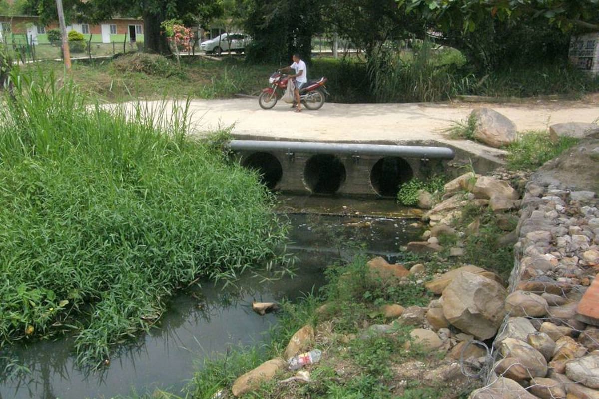 Este es el aspecto de la Quebrada El Palmar en inmediaciones de la Cárcel de Palogordo. El afluente emite constantemente nauseabundos olores debido a los desperdiciones que allí son arrojados. Los niveles de contaminación son tales que se evidencian peces muertos a lo largo de la quebrada. (Foto: Fotos: César Flórez / VANGUARDIA LIBERAL)