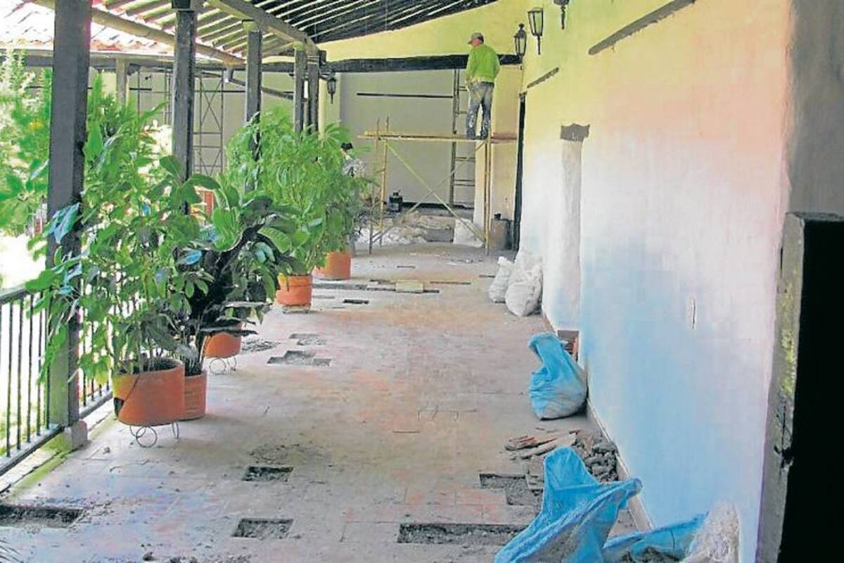 Así se viene trabajando en la Casa de la Cultura de San Gil, donde se intervienen pisos, techos, paredes para darle un nuevo aspecto a lugar que será reabierto en el mes de junio. (Foto: Suministrada / VANGUARDIA LIBERAL)