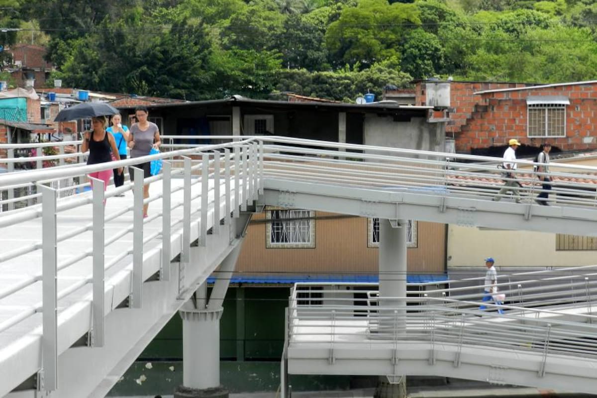 Aunque no ha sido inaugurado, el puente peatonal del Rincón de Girón se encuentra habilitado para el uso de la comunidad. (Foto: Érika Juliana Martínez / VANGUARDIA LIBERAL)