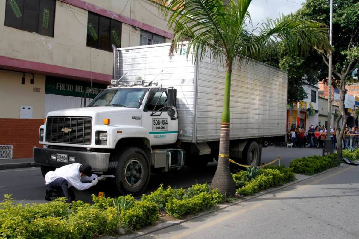 El accidente se presentó en la esquina de la Avenida 69 con calle 17 de Bucaramanga. Este camión atropelló a un hombre de 78 años que, al parecer, estaba cruzando la calle. (Foto: Marco Valencia/VANGUARDIA LIBERAL )