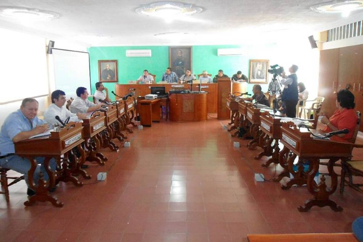 A la sesión, que duró 4 horas, asistió el secretario del Interior, Jaime Chacón; el director de Tránsito, Néstor José Pereira Sánchez; la personera, Olga Porras Galvis y los comandantes de Policía del Primer Distrito, Estación y de Tránsito y los 13 concejales. (Foto: Nancy Acuña R. / VANGUARDIA LIBERAL)