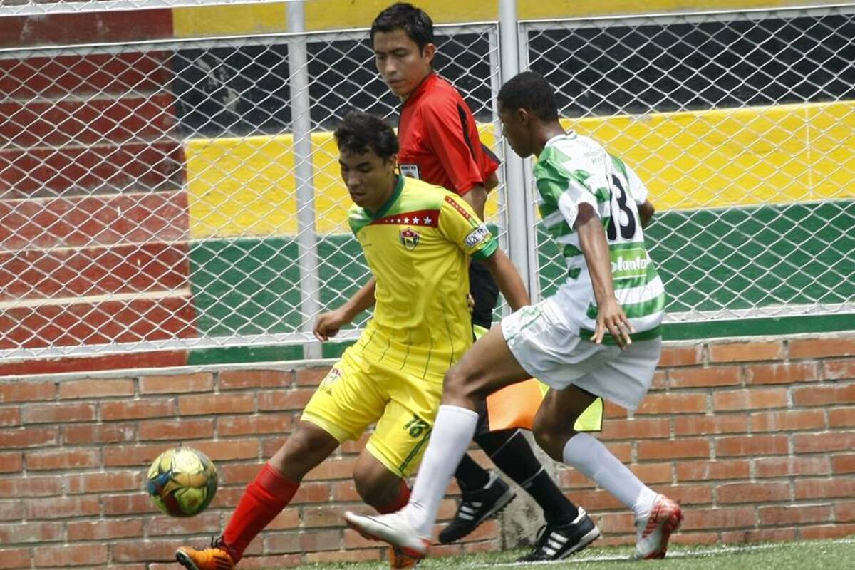 La selección Santander juvenil de fútbol despertó, después de muchos años, el sentido de pertenencia de la familia del balompié local, que respaldó a una generación de futbolistas que de saberla llevar puede darle satisfacciones al deporte rey de la región. (Foto: Archivo / VANGUARDIA LIBERAL)