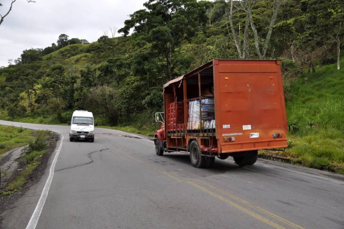En esta depresión ubicada en el kilómetro 3 vía Oiba –Socorro, podría ocurrir un grave accidente (Foto: Luis Fernando Martinez/VANGUARDIA LIBERAL )