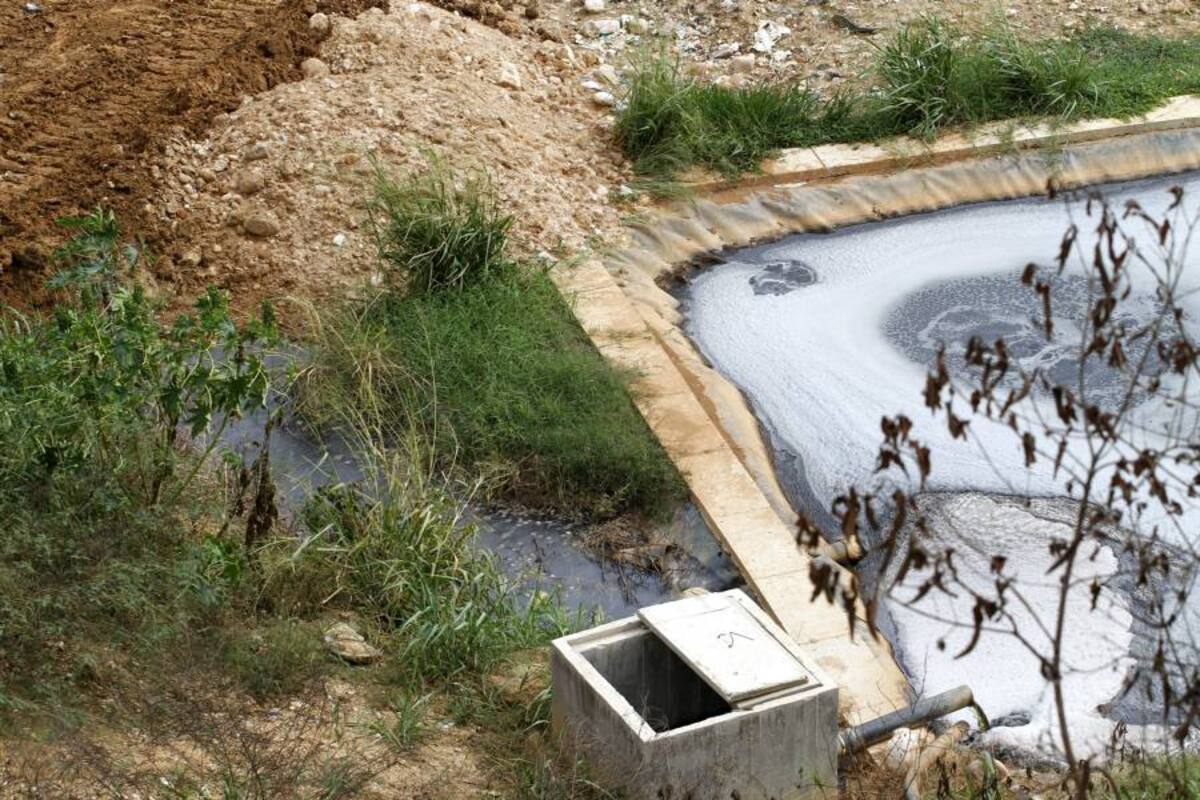 En esta imagen se observa cómo los lixiviados se salieron de las piscinas. La Emab asegura que tiene previsto su mantenimiento. (Foto: Nelson Díaz / VANGUARDIA LIBERAL)