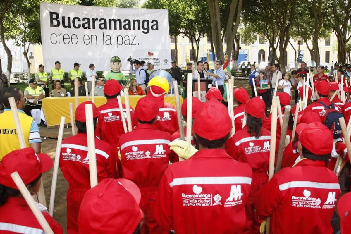 Luego de la capacitación que recibieron, se espera que cada uno de los 105 parqueros haga las veces de guía turístico en caso de que sea necesario, al poder dar detalles históricos de los parques. (Foto: Archivo / VANGUARDIA LIBERAL)