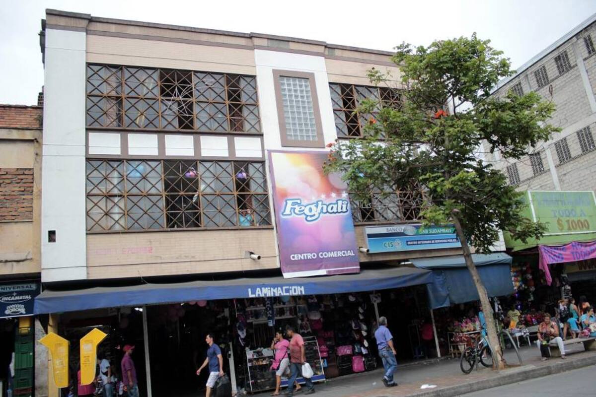 El Centro Comercial Feghali se encuentra sobre la calle 33, entre las carreras 15 y 16. En este lugar trabajan muchos de los exvendedores ambulantes que aceptaron el reto de ser formales. (Foto: Foto: Javier Gutiérrez / VANGUARDIA LIBERAL)