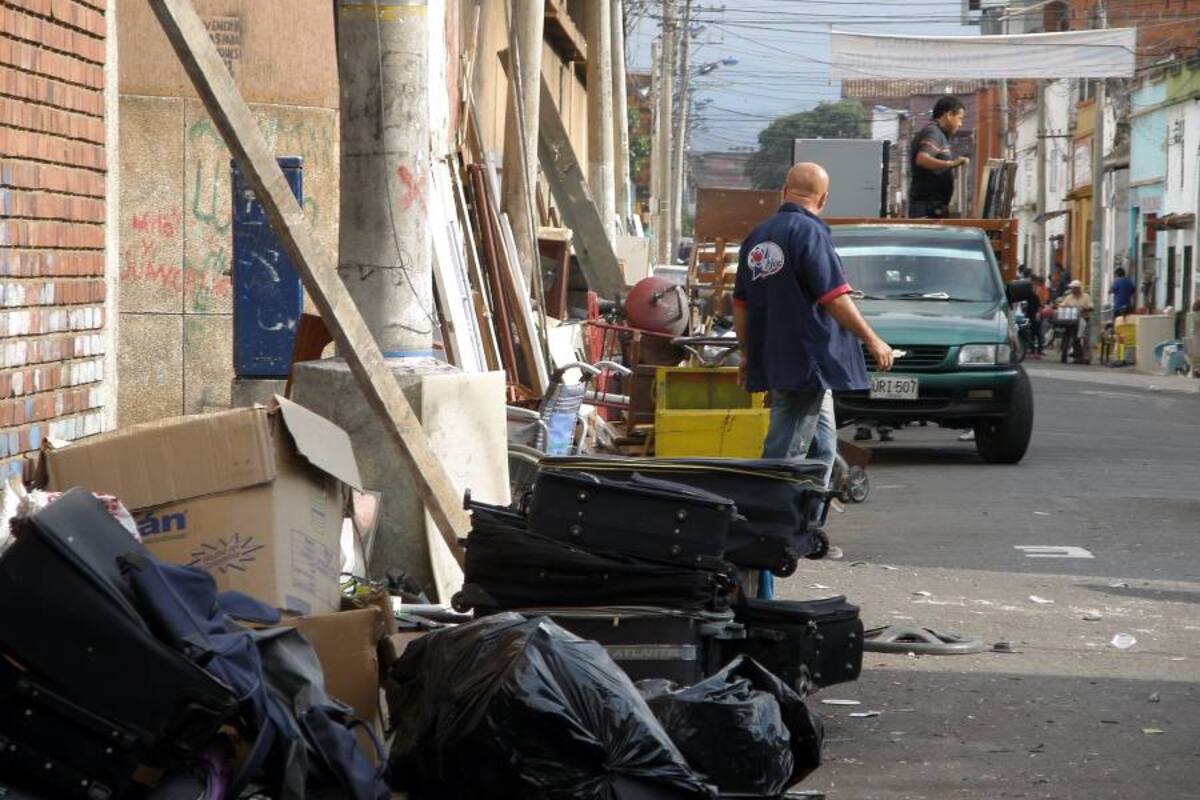El desorden se apoderó de la carrera 14, entre calles 18 y 19 (Foto: Jaime del Río/VANGUARDIA LIBERAL)