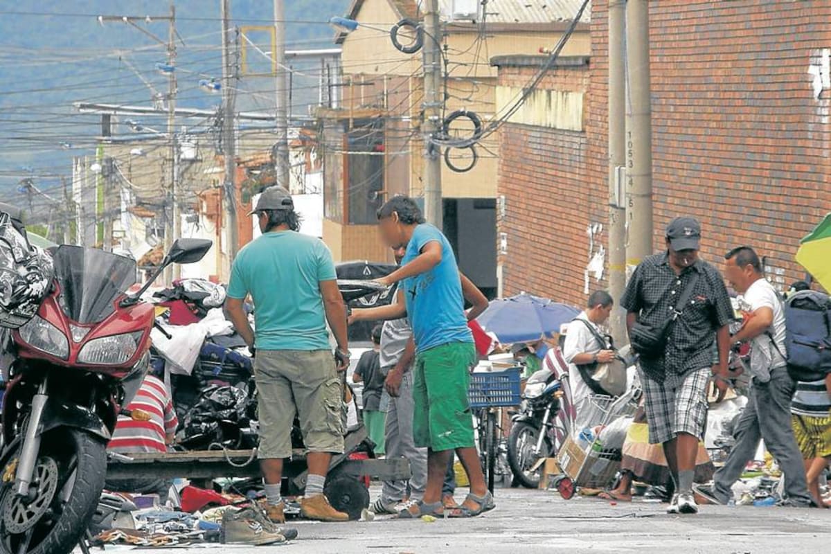 El desorden se apoderó de la carrera 14, entre calles 18 y 19 (Foto: Jaime del Río/VANGUARDIA LIBERAL)