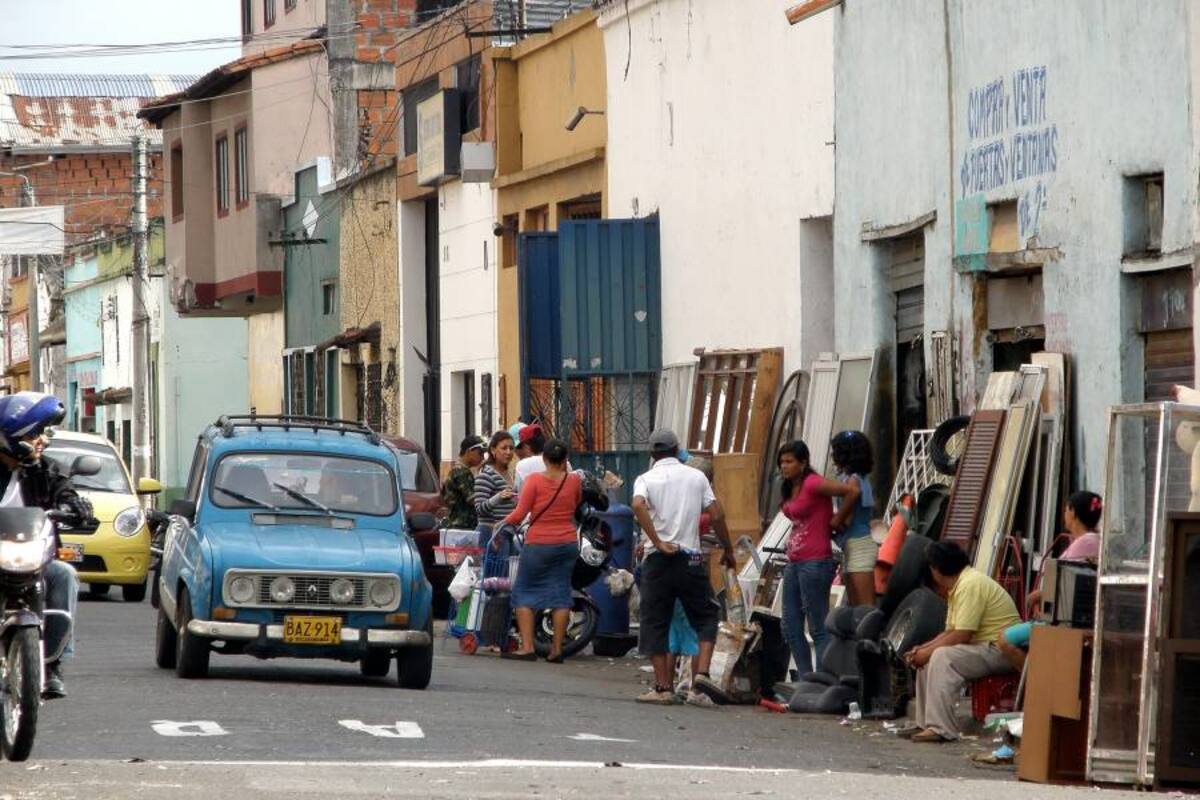 El desorden se apoderó de la carrera 14, entre calles 18 y 19 (Foto: Jaime del Río/VANGUARDIA LIBERAL)