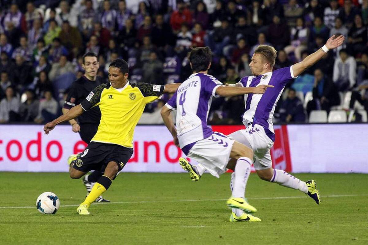 Carlos Bacca abrió ayer el camino de la victoria para el Sevilla en campo del Valladolid, al anotar el 1-0 al minuto uno de juego, pero al final su equipo solo pudo llevarse un empate a dos goles ante el conjunto vallisoletano, en el que fue suplente Gilberto García, mientras que Humberto Osorio no fue convocado para este compromiso. (Foto: EFE / VANGUARDIA LIBERAL)