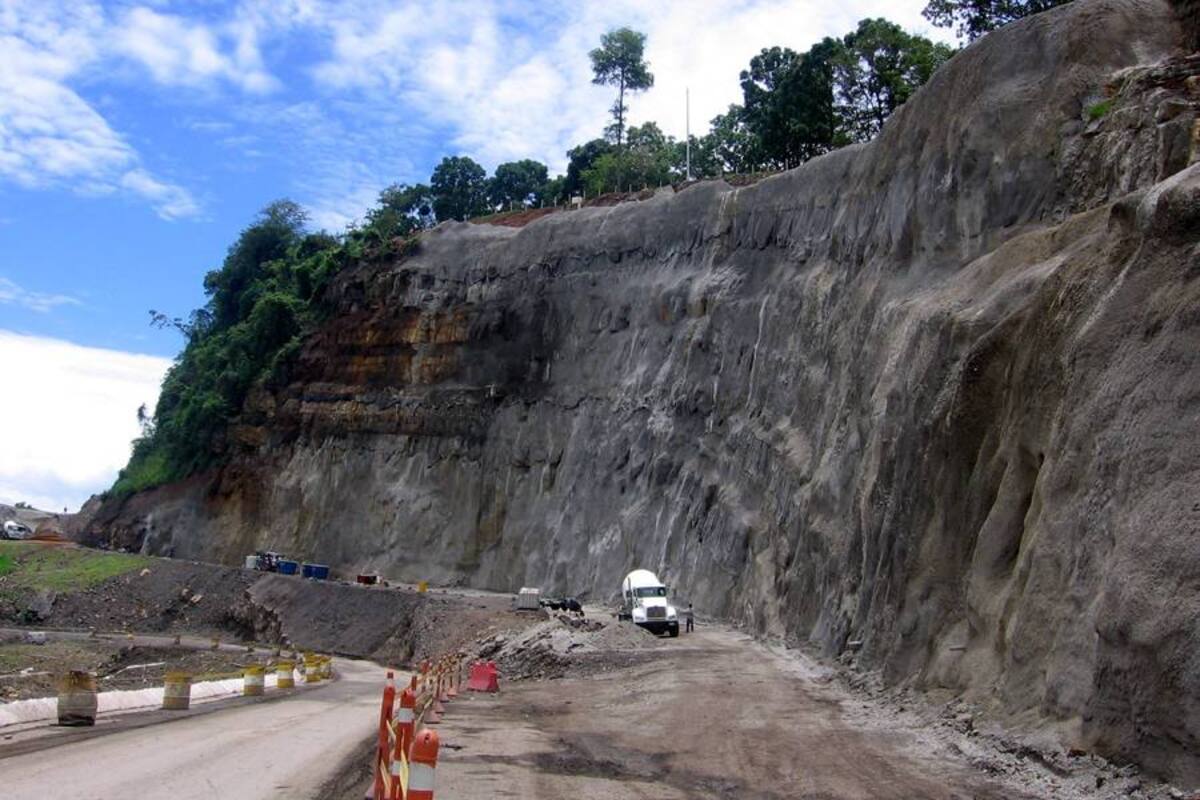 En el Teherán continúan las obras de estabilización del talud, mediante el concreto lanzado, y próximamente se iniciará la pavimentación de la nueva vía. (Foto: Luis Fernando Martínez Vargas/VANGUARDIA LIBERAL)