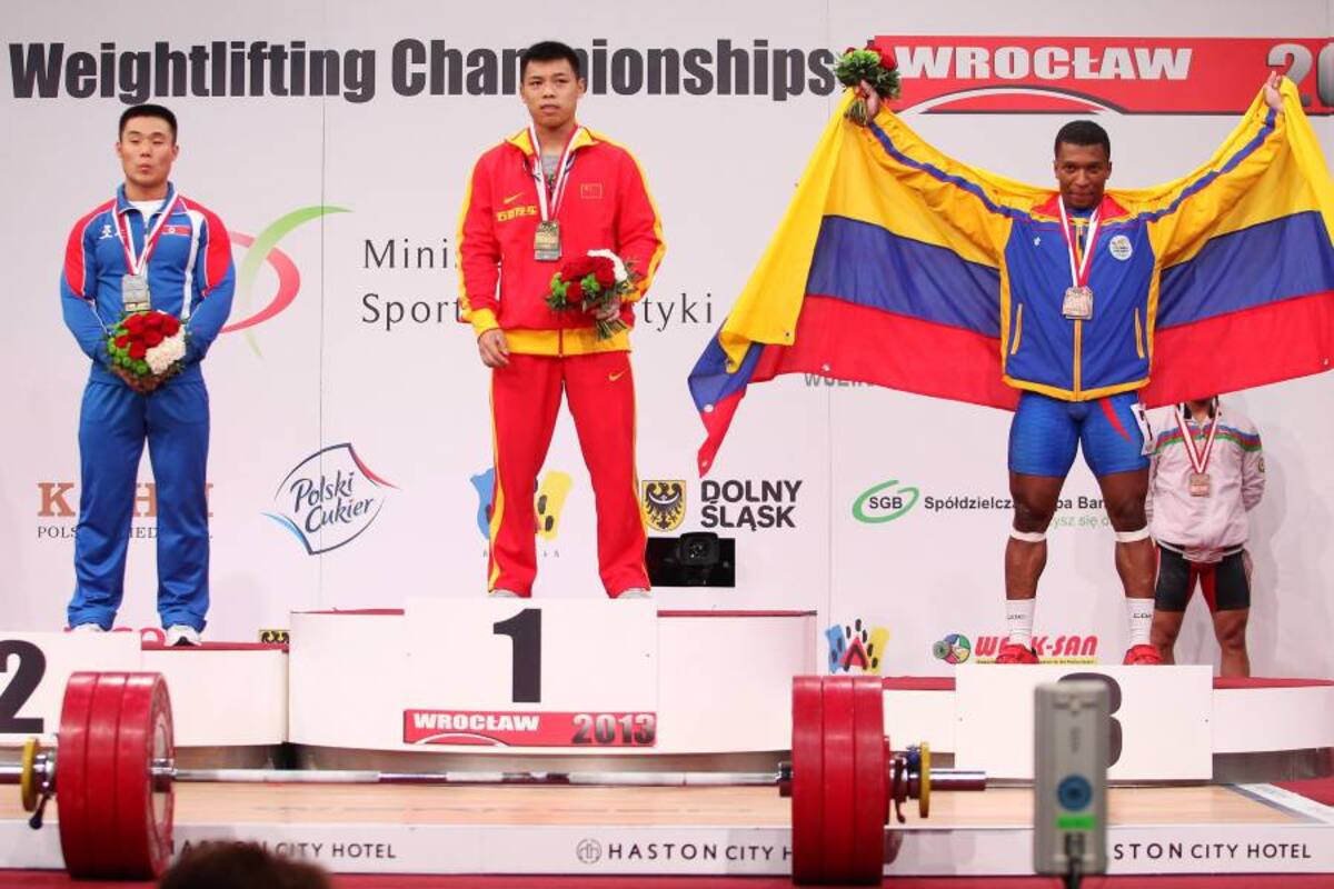 El colombiano Óscar Figueroa gano ayer la medalla de oro en la modalidad de envión y la de bronce en el total olímpico de la categoría masculina de hasta 62 kilos de los Campeonatos del Mundo de Halterofilia, que se disputan en la ciudad polaca de Breslavia. (Foto: EFE / VANGUARDIA LIBERAL)