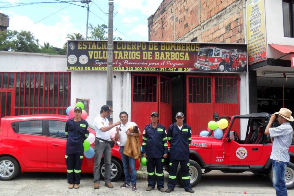 Momentos en que el Comandante del Cuerpo de Bomberos de Barbosa entrega las llaves del carro que se ganó José Florez, residente en Chiquinquirá. (Foto: Suministrada/VANGUARDIA LIBERAL )