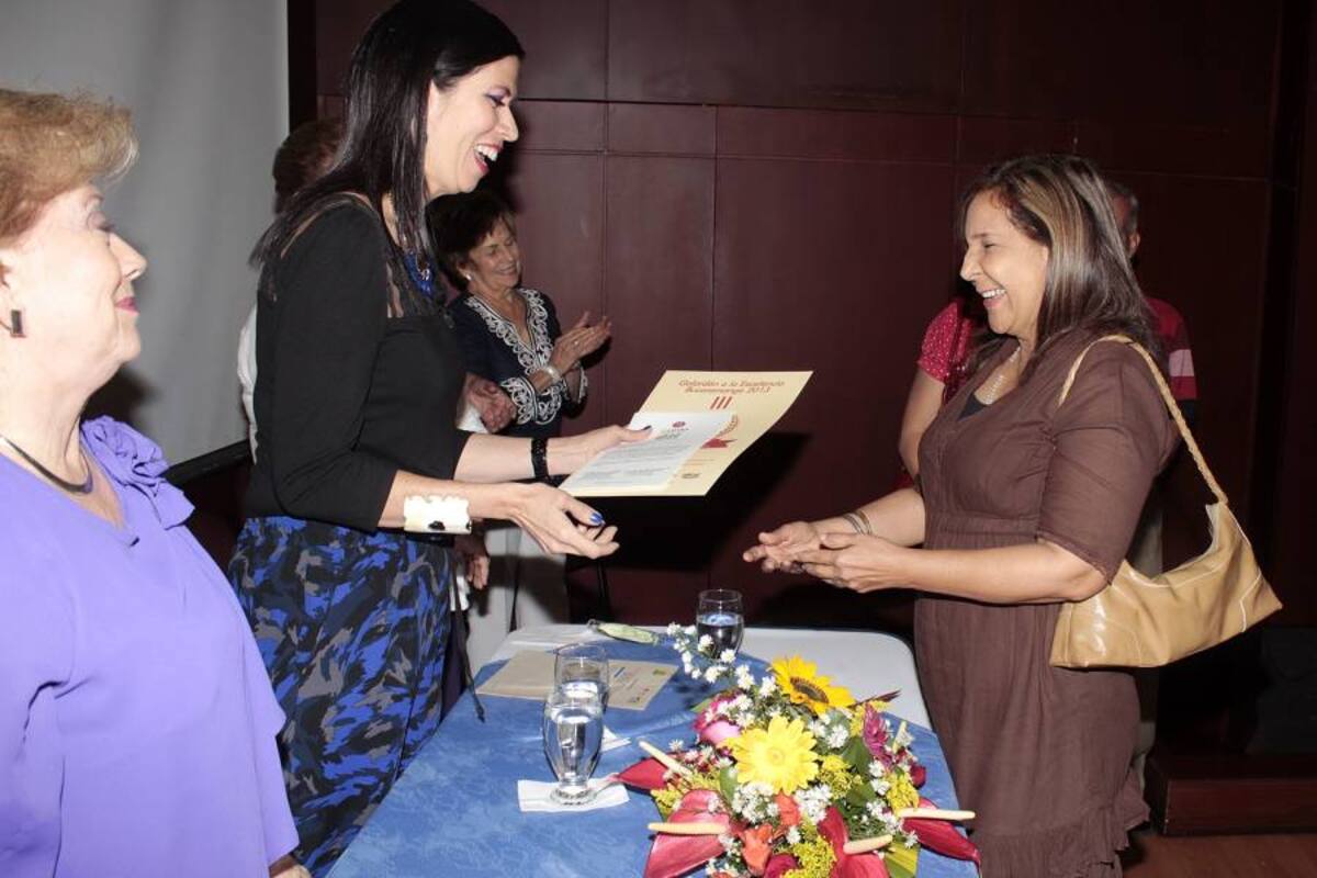 La docente Gloria Amparo Daza, del Centro Educativo La Malaña, recibió su galardón de manos de la Secretaria de Educación Local, Claudia Jeannethe Fernández. (Foto: Javier Gutiérrez / VANGUARDIA LIBERAL)