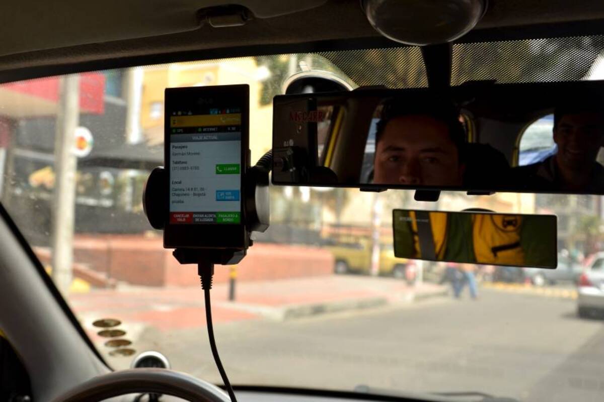Los taxistas que aún trabajan con radioteléfono deben pagar por la frecuencia $80 mil mensuales; sin embargo, con ‘Easy Taxi’ dicha asignación se les reduce de manera considerable. (Foto: / VANGUARDIA LIBERAL)