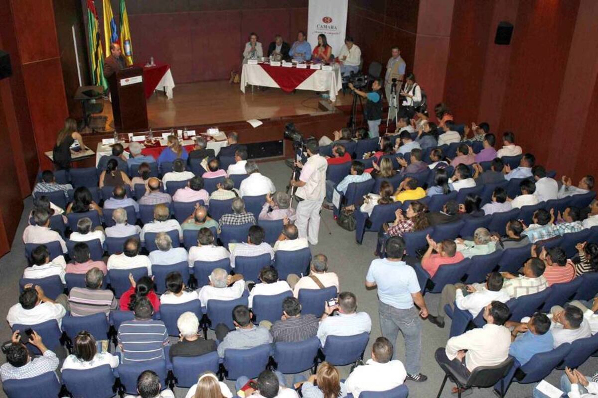 En el foro de la Cámara de Comercio de Bucaramanga, la crisis del sector agropecuario de Santander se hizo evidente. Avicultores, ganaderos, palmeros, cacaoteros, cafeteros y cerealistas, están mal. (Foto: Nelsón Díaz/VANGUARDIA LIBERAL)
