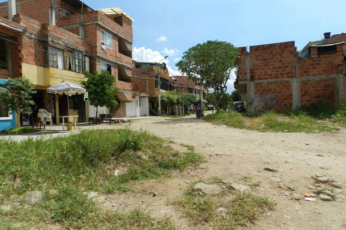 Las vías internas del barrio Almenares son destapadas. (Foto: Liliana Carvajal /VANGUARDIA LIBERAL )