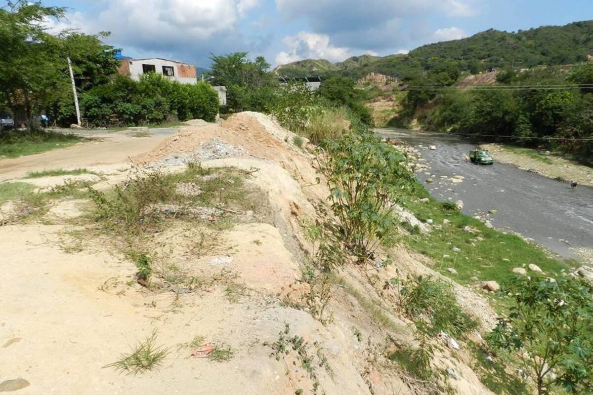Los habitantes del bario Almenares de San Juan hacen un llamado a las autoridades para que construyan un muro de contención y así evitar emergencias. (Foto: Liliana Carvajal/VANGUARDIA LIBERAL)
