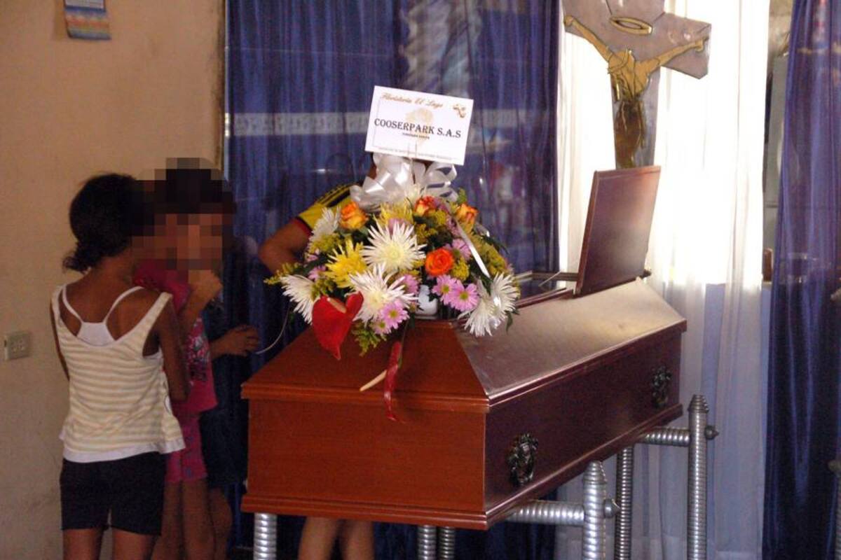 El cuerpo del menor de 16 años de edad, hallado sin vida a pocos metros de la vía principal al corregimiento El Llanito, es velado en la vivienda de su madre en el barrio La Paz. (Foto: Édgar Pernett/ VANGUARDIA LIBERAL)
