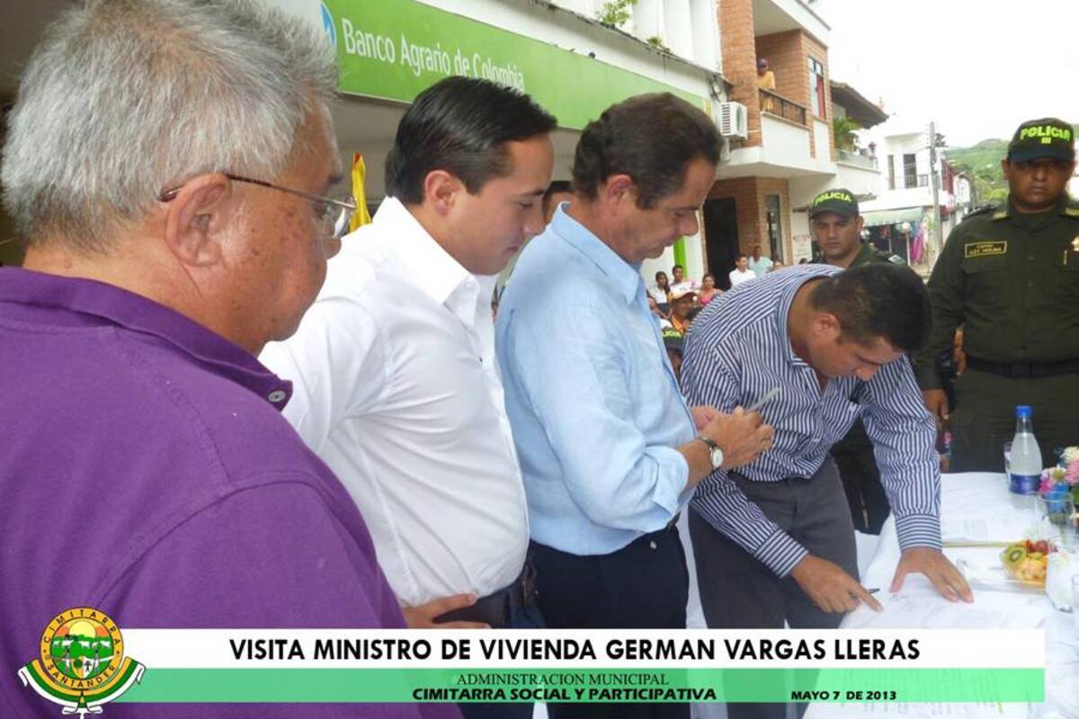 Aspectos de la firma del convenio interadminsitrativo entre el Ministerio de Vivienda, la Gobernación de Santander y la Alcaldía de Cimitarra para la construcción de (Foto: Suministrada/VANGUARDIA LIBERAL)