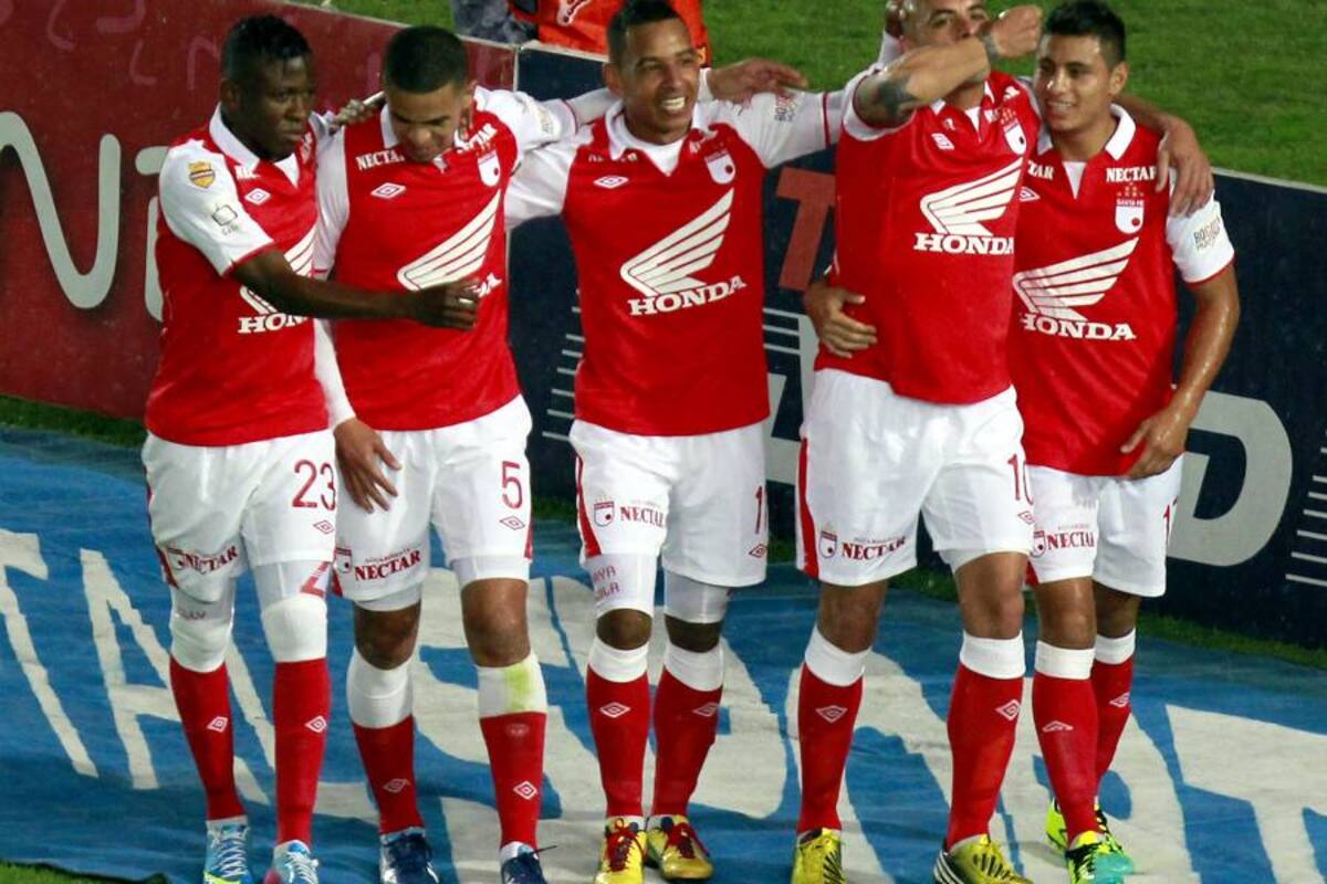 Independiente Santa Fe es el flamante líder de la Liga Postobón y con 28 puntos aseguró con anticipación su clasificación a los cuadrangulares semifinales. Por ahora y debido a que faltan tres fechas para terminar la primera fase, los ‘cardenales’ se concentrarán en la Copa Libertadores de América. (Foto: Colprensa / VANGUARDIA LIBERAL)