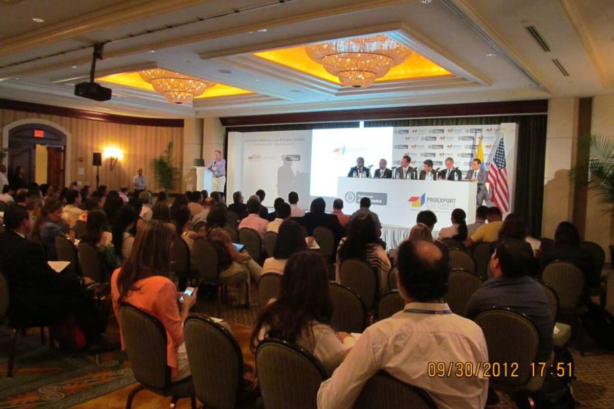 Seis expertos en negocios internacionales resolvieron las inquietudes de empresarios colombianos. (Foto: Nohora Celedón/VANGUARDIA LIBERAL)