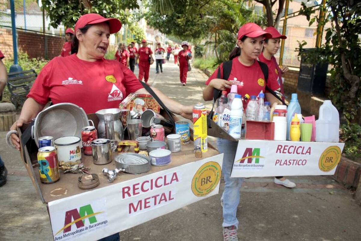 Con estas ‘chazas’ se le está enseñando a la gente qué materiales se pueden reciclar y cuáles no se pueden reaprovechar. (Foto: Javier Gutiérrez / VANGUARDIA LIBERAL)