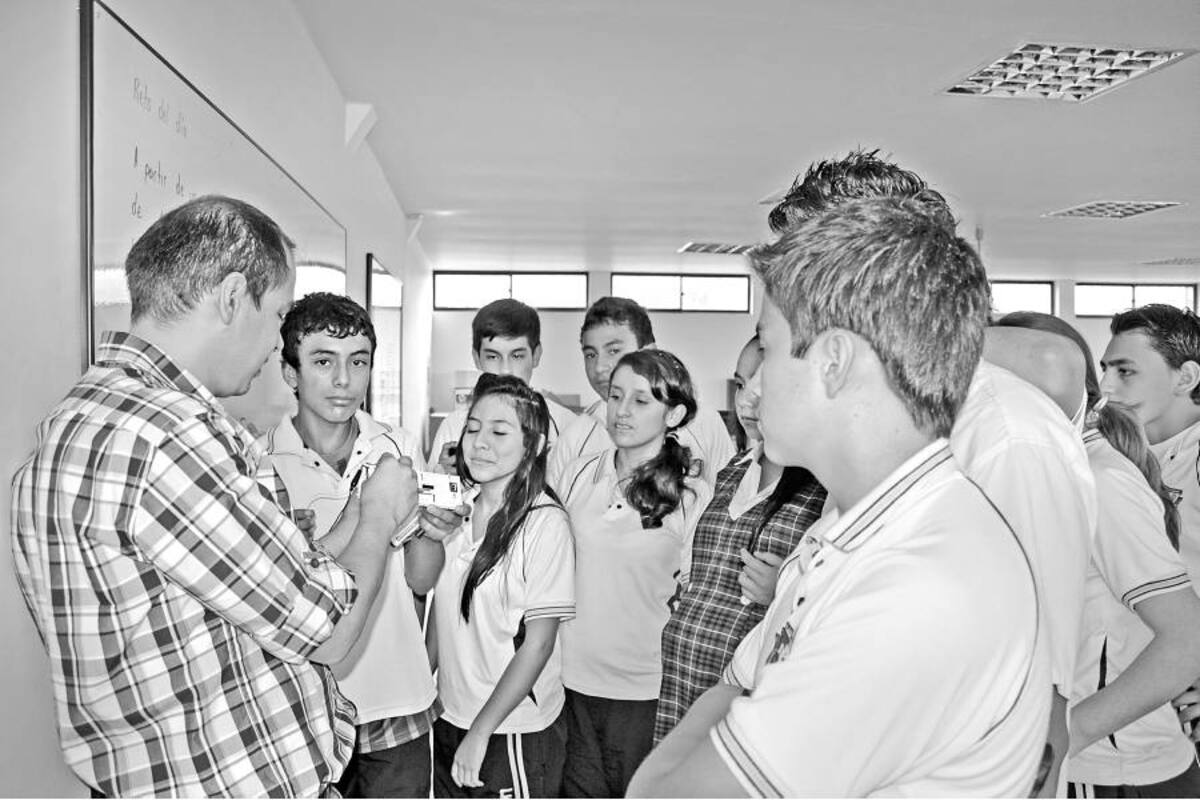 En la Escuela Normal Superior Oiba, hoy celebra el día del maestro, incentivando a los educadores a continuar investigando y preparando las nuevas generaciones para los retos del futuro.