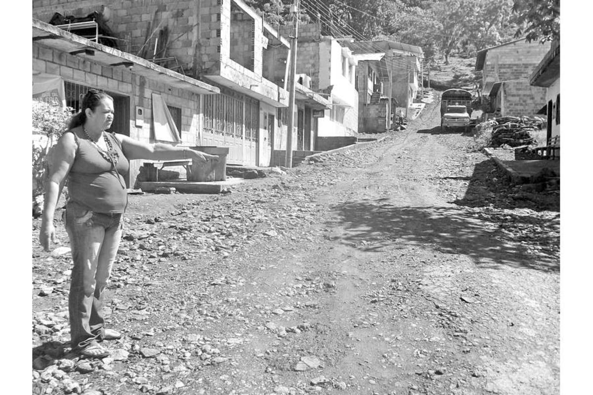 Pésimo estado de las vías en Villa Madrigal, cuyos habitantes esperan urgentemente la pavimentación de las calles, ya que en invierno se convierten en un lodazal. (Foto: Luis Fernando Martínez Vargas/VANGUARDIA LIBERAL)