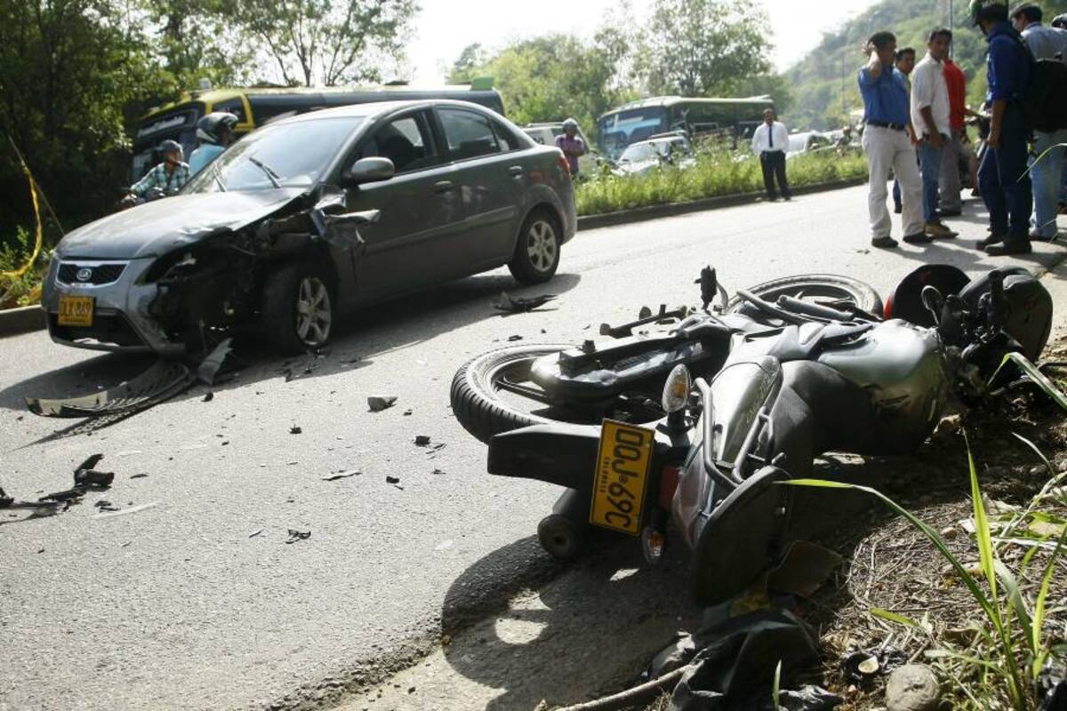 El accidente se registró ayer en la prolongación de la calle 45, a las 9:00 de la mañana. Tanto el vehículo como la motocicleta fueron inmovilizados y llevados a los patios de la Dirección de Tránsito de Bucaramanga. (Foto: César Flórez/VANGUARDIA LIBERAL )