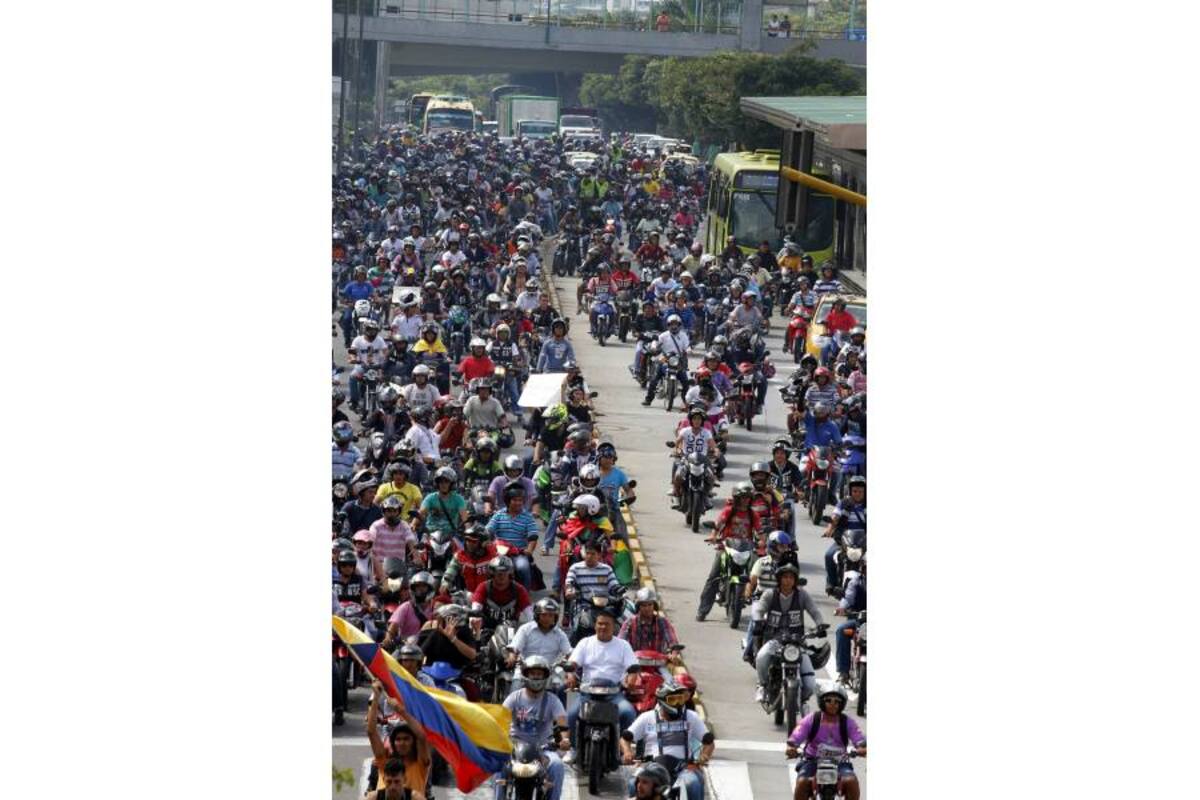 La movilidad en la autopista colapsó por la manifestación de los motociclistas. (Foto: Nelson Díaz / VANGUARDIA LIBERAL)