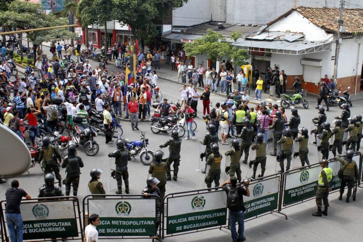 Las autoridades bloquearon en la carrera 13 con calle 36 el acceso vehicular a la Plaza Cívica Luis Carlos Galán Sarmiento. (Foto: Nelson Díaz / VANGUARDIA LIBERAL)