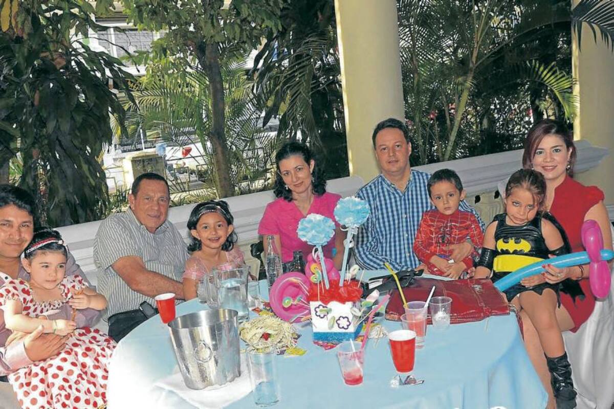 Carlos Angarita, Laura Angarita Chahín, Ramón Chahín, Carolina Angarita Chahín, Karina Chahín, Erwing Rodríguez-Salah, Santiago Rodríguez-Salah, Natalia Chahín y Sofía López Chahín. (Foto: Suministrada / VANGUARDIA LIBERAL )