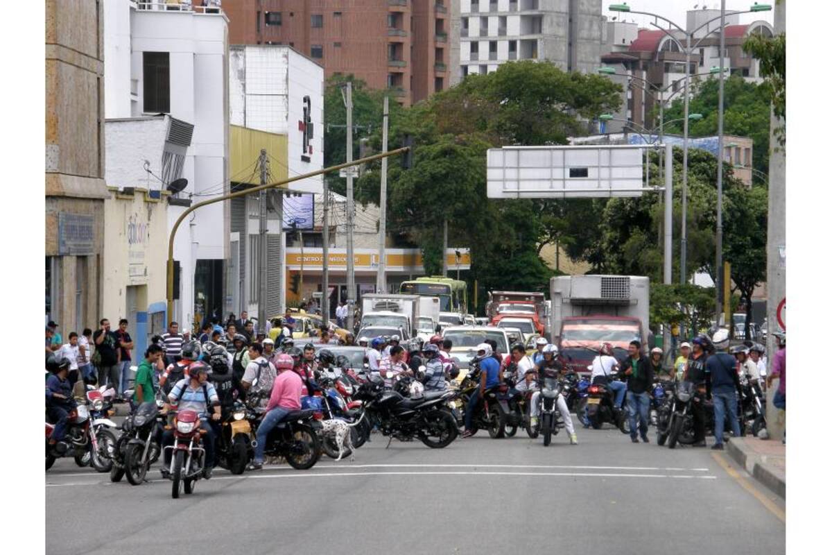 Los motociclistas se hicieron en las esquinas, impidiendo el acceso de buses y carros particulares. (Foto: Foto: César Flórez León / VANGUARDIA LIBERAL)