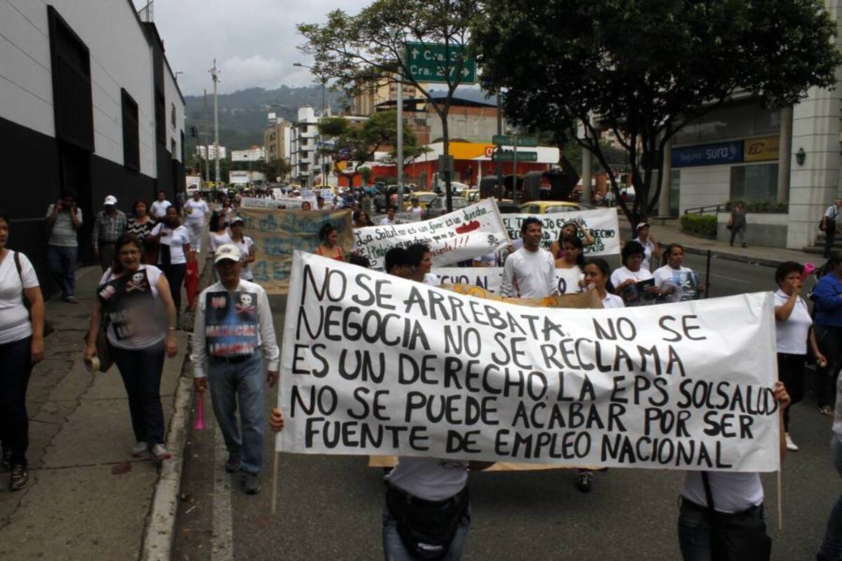 La marcha, hecha en horas de la tarde, contó con la participación de funcionarios, usuarios y proveedores de Solsalud EPS. (Foto: Nelson Díaz / VANGUARDIA LIBERAL)