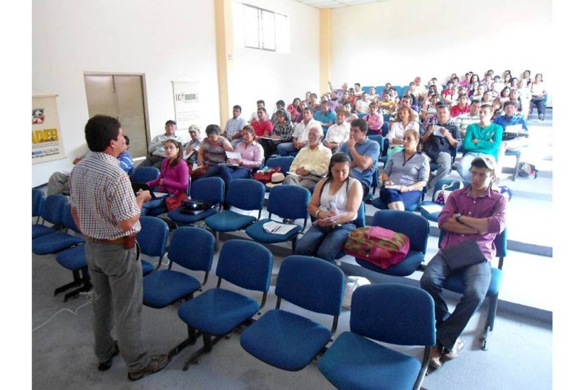 El Seminario Taller se desarrolló en el Centro de Convivencia en San Gil, donde se dialogó sobre alternativas ecológicas para la conservación de suelos, producción ecológica, fomento de la asociatividad rural y seguridad alimentaria. (Foto: Nancy Acuña R. / VANGUARDIA LIBERAL)